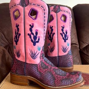 Brand spanking new , never worn Nocona boots 🩷 perfect for any country concert!